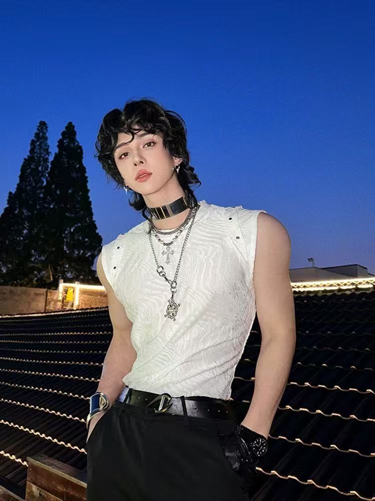 Stylish and cool vest with a sense of design(Anchor development)